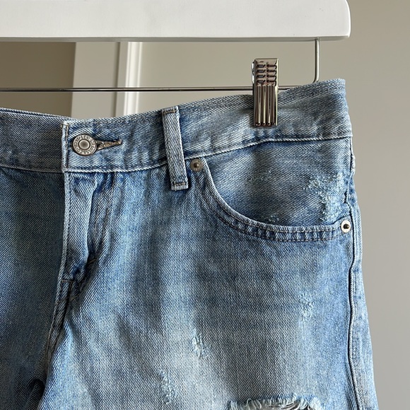 Levi’s Jean Shorts - Picture 2 of 4